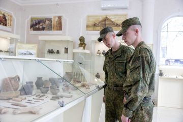 Курсанты Военного института посетили выставочный павильон в Екатерининском парке