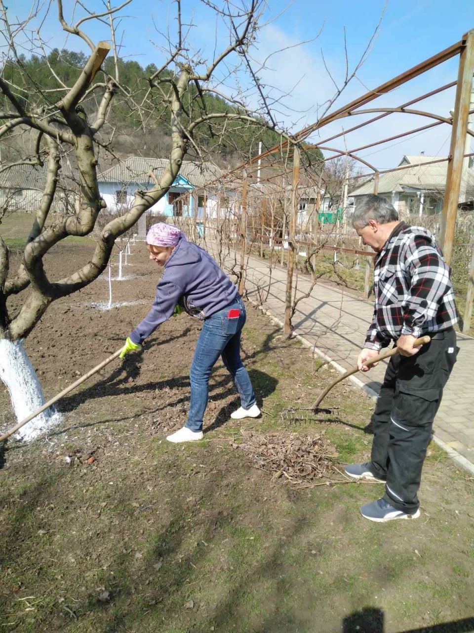Накануне работники Каменского комплекса мемориальных музеев присоединились к республиканскому субботнику и внесли свой вклад в благоустройство района
