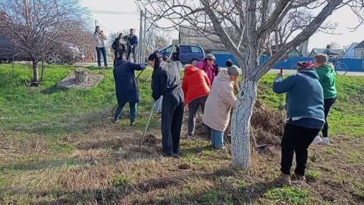 Спикер Верховного Совета Татьяна Залевская присоединилась к жителям села Глиное, которые вышли на субботник