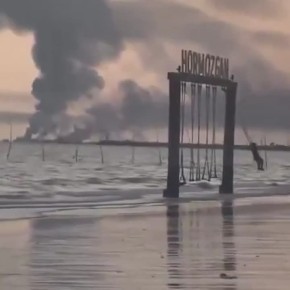 В соцсетях появилось видео, на котором девочка качается на качелях, предположительно, на фоне полыхающей военно-морской базы вблизи Ормузского пролива