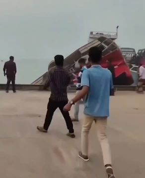 Автобус упал в реку Падма в Бангладеш