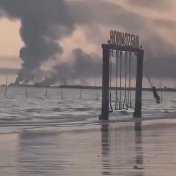 В соцсетях появилось видео, на котором девочка качается на качелях, предположительно, на фоне полыхающей военно-морской базы вблизи Ормузского пролива
