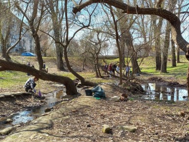 А дубоссарцы на субботнике приводят в порядок территорию у ручья Серебряного