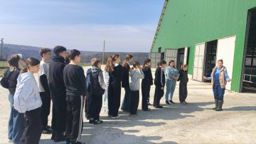 Каникулы с пользой. Ученики МОУ «БСОШ №20» посетили ферму «Фиальт-Агро» в Рыбницком районе, узнали о современных технологиях сельского хозяйства и увидели, как предприятие поставляет сырьё для продукции «Благода»