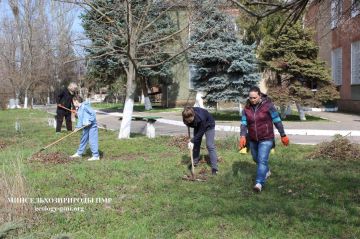Сотрудники министерства привели в надлежащее санитарное состояние территорию, прилегающую к ведомственному зданию