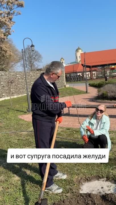 Президент Красносельский с супругой вышли на республиканский субботник – в парке святого Александра Невского высаживают дубы