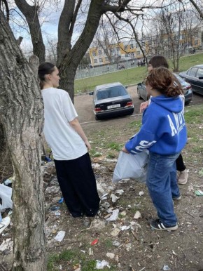 Убрали и территорию у филиала ДДЮТ " Буревестник"