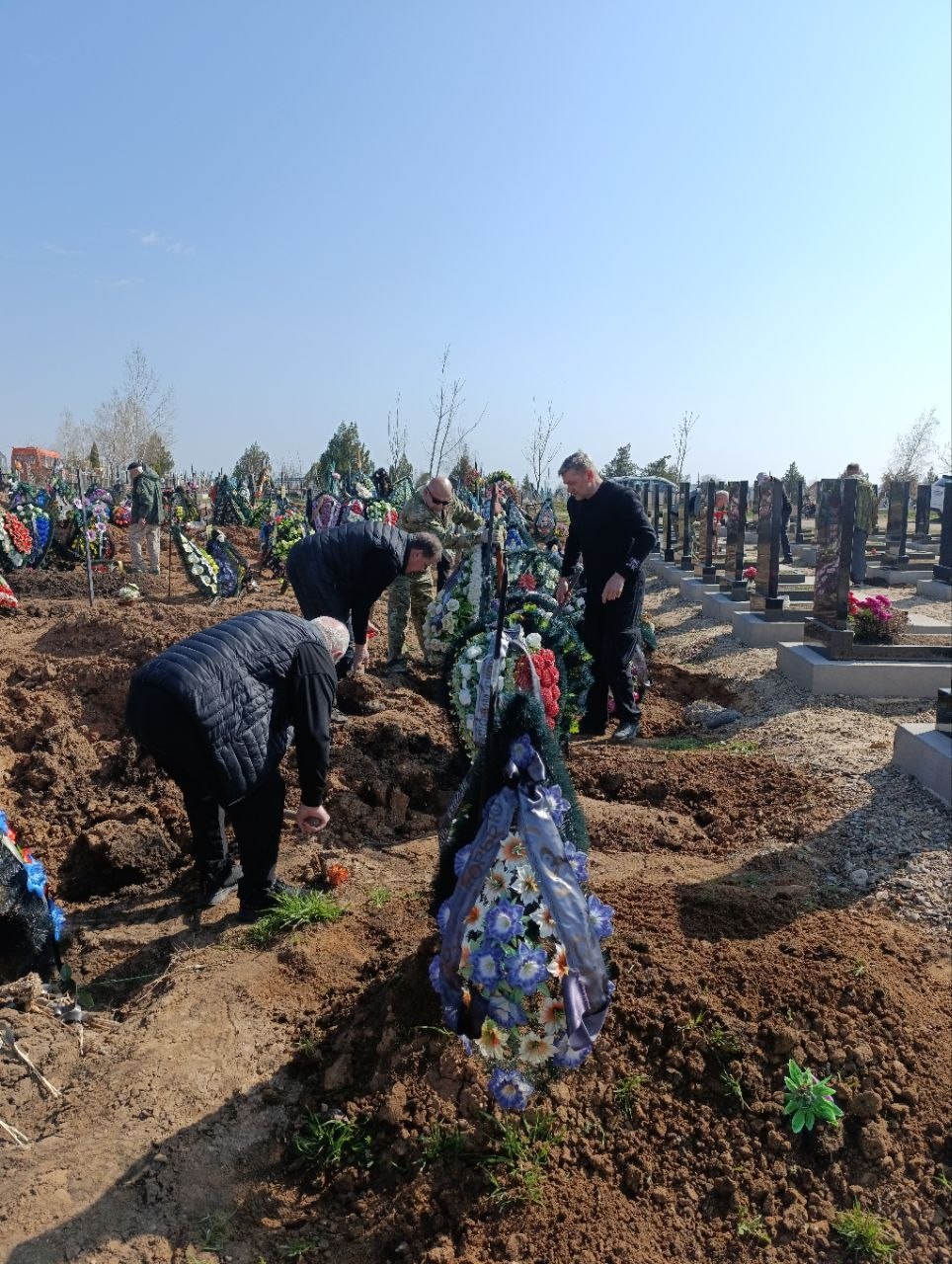 Весна - традиционное время наведения чистоты и порядка, а субботники – добрая традиция, объединяющая поколения