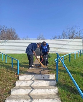 Сегодня в селе Гиска «Волонтёры Победы» Бендерской школы №20 приняли участие в республиканском субботнике
