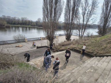 Фронт работы на набережной - немалый