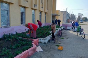 В селе Ближний Хутор сегодня прошёл субботник с участием трудовых коллективов и учреждений, за которыми были закреплены свои территории