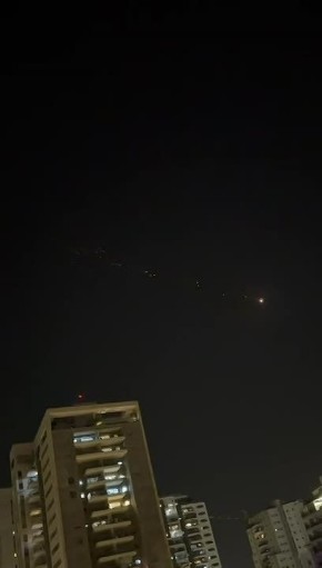 Традиционная ночная иранская ракета с кластерной боеголовкой идет на цель