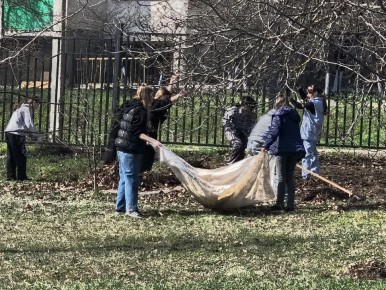 К уборке городской территории присоединились педагоги и студенты Бендерского педагогического колледжа