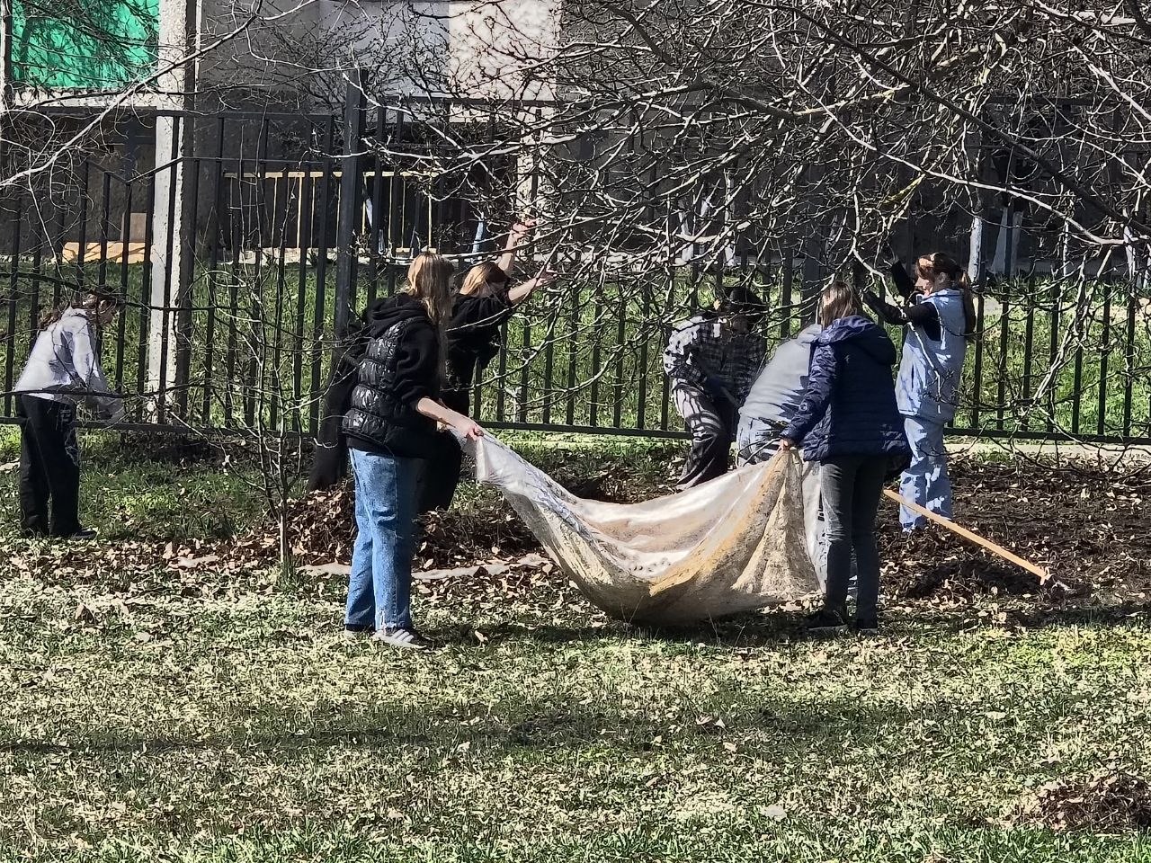К уборке городской территории присоединились педагоги и студенты Бендерского педагогического колледжа