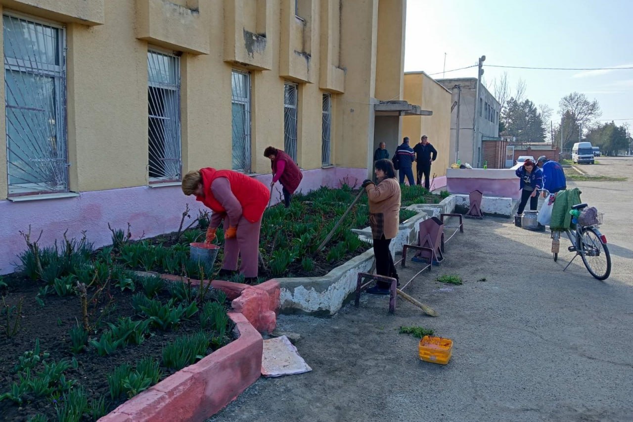 В селе Ближний Хутор сегодня прошёл субботник с участием трудовых коллективов и учреждений, за которыми были закреплены свои территории