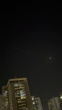 Традиционная ночная иранская ракета с кластерной боеголовкой идет на цель