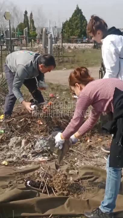 Сотрудники госадминистрации Бендер во главе с мэром Романом Иванченко проводят уборку на Борисовском кладбище