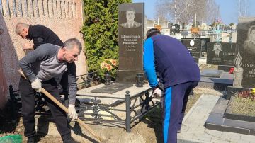 Память — в делах. Сотрудники и ветераны милиции трудятся бок о бок с учащимися бендерских школ