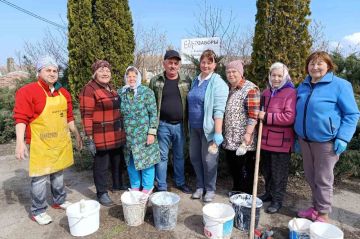 В селе Коротное к работам по благоустройству присоединились представители администрации, депутаты сельского Совета, коллективы Дома культуры, СВА, школы и детского сада, помощники председателя Верховного Совета, Совет...