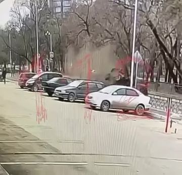 Гелик перевернулся после ДТП в Хабаровске, водитель погиб