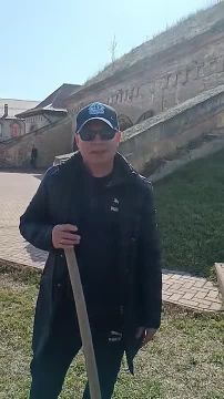 В субботнике принимают участие работники администрации Президента, депутаты Верховного Совета, сотрудники аппарата Правительства и вице-премьер Виталий Нягу