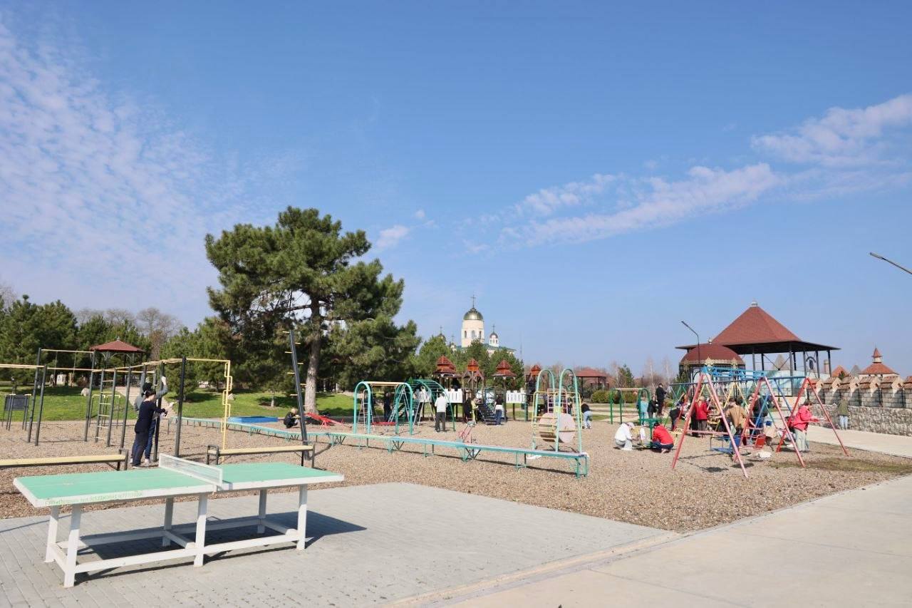 В Бендерской крепости в Александро-Невском парке проходит республиканский субботник