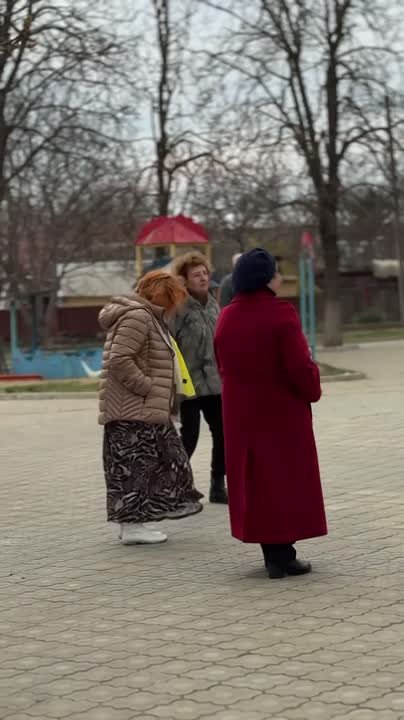 В сквере культурно-досугового центра «Мир» в столице сейчас проходит тёплый и душевный вечер отдыха «А в сердце молодость поёт»