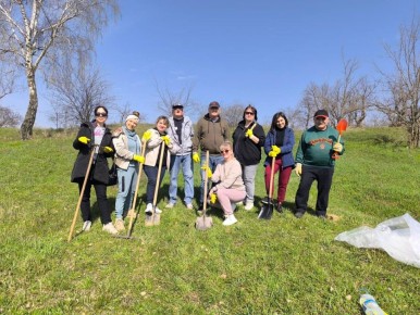 Жёлтые перчатки стали своеобразной «униформой» для этой группы участников субботника
