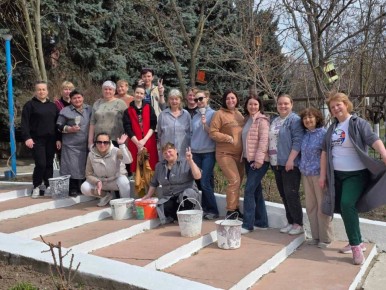 Педагоги и ученики школы №20 провели уборку прилегающей территории