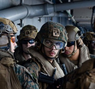 ВМФ США прибыли на Ближний Восток на борту десантного корабля Tripoli, заявило Центральное командование ВС США