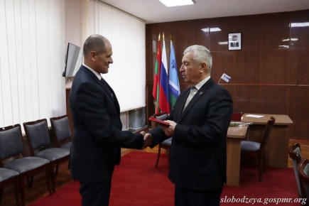 Глава госадминистрации Василий Тищенко вручил орден «Трудовая Слава» тренеру-преподавателю Слободзейской ДЮСШ №1 Владимиру Забзалюку в день его 55-летия