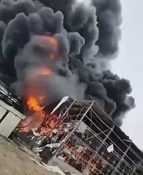 Агентство Fars:. В Израиле после ракетного удара Ирана, на заводе в Неот-Ховав вспыхнул пожар