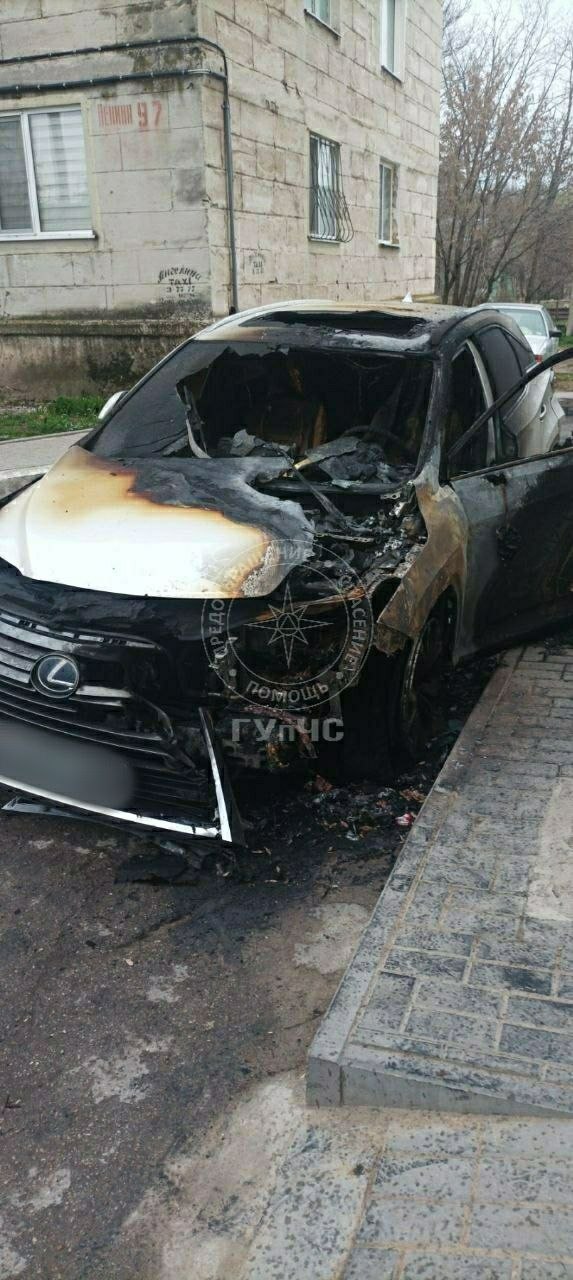 А в Дубоссарах из-за короткого замыкания проводки загорелся «Лексус»