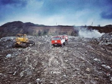 На фото григориопольские огнеборцы тушат свалку в Малаештах