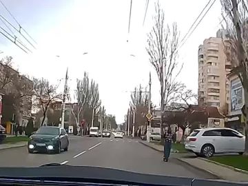 Самокатчик-самоубийца выехал на красный на перекрестке в Тирасполе