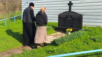 Сегодня ученики 20-й школы вместе с сельчанами собрались у обелиска, чтобы почтить память погибших в трагедии 1950 года