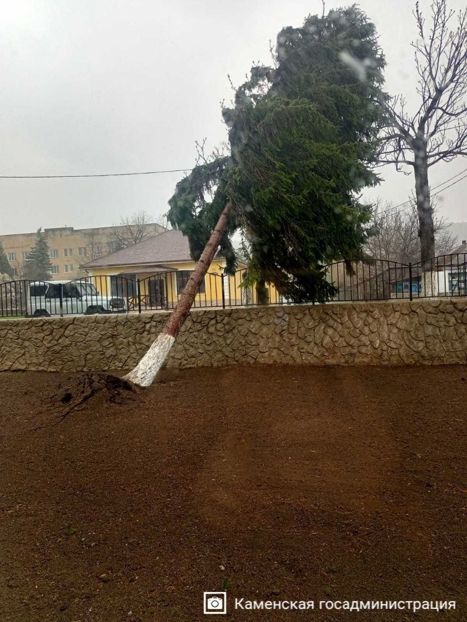 В Каменском районе устраняют последствия непогоды