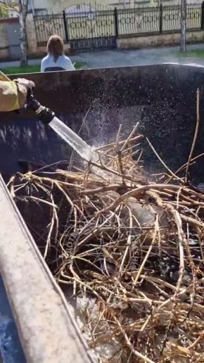 Только что столичные пожарные потушили ветки в мусорной лодке