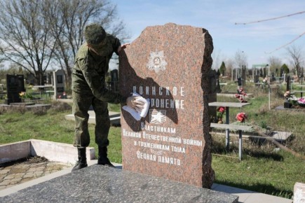 Суворовцы привели в порядок захоронения ветеранов