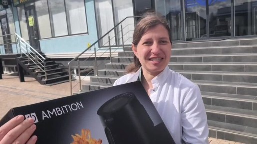 Татьяне, одной из победителей розыгрыша от компании «Шериф», аэрогриль привезли прямо на работу