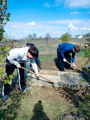 Школьный отряд «Волонтёров Победы» «Соколята» Дубоссарской школы № 2 привёл в порядок 24 захоронения ветеранов Великой Отечественной войны на Аллее Славы городского кладбища
