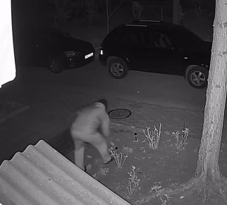 Житель Дубоссар в домашних тапочках украл светильники с клумбы возле многоэтажки в центре города