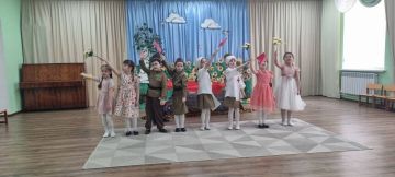 Дошколята поют и рассказывают стихи о подвиге дедов и прадедов