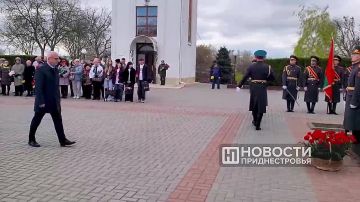 На Мемориале Славы в Тирасполе возложили цветы в память о погибших советских воинах, освободивших мир от фашизма