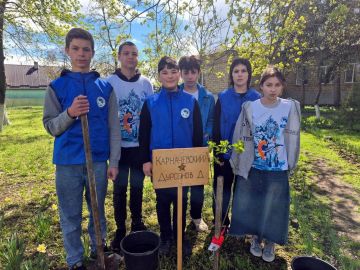 Бендерские школьники из «Волонтёров Победы» посадили в Протягайловке туи, розы и кусты сирени в память о двух советских фронтовых разведчиках Александре Карначевском и Дмитрии Дурсенове