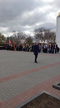 Цветы в память о погибших защитниках на Мемориал Славы возлагает заместитель председателя правительства Виталий Нягу