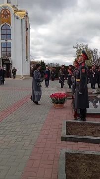 На столичном Мемориале славы возлагают цветы