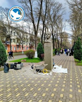 В Тирасполе отремонтируют бюст Ю.А. Гагарина возле ПГУ — инициаторами стали «Волонтёры Победы»