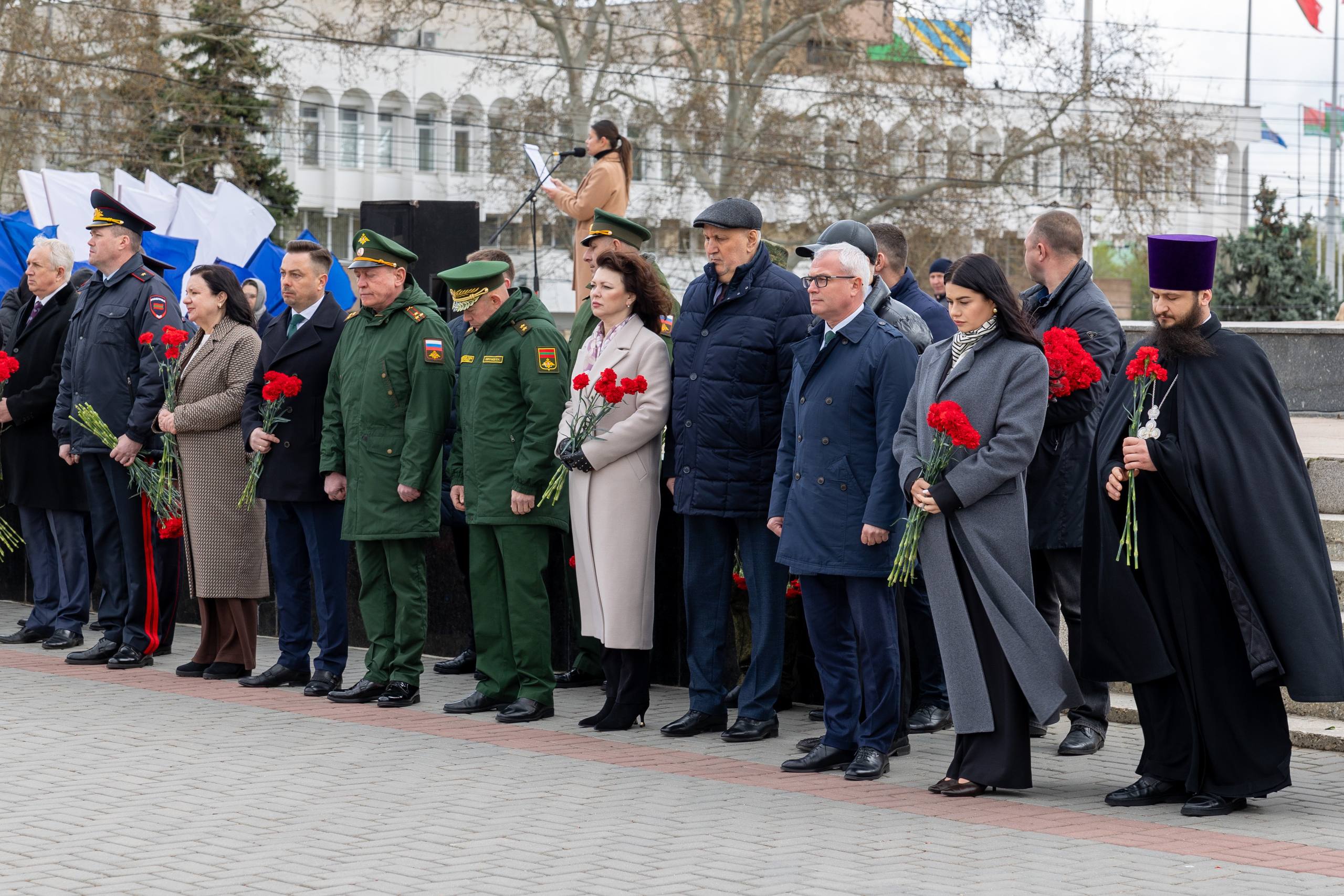 Цветы к Вечному огню в память о солдате-освободителе