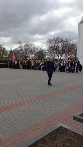 Цветы в память о погибших защитниках на Мемориал Славы возлагает заместитель председателя правительства Виталий Нягу